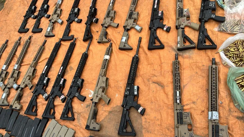 Polícia Civil apreende 22 fuzis e tabletes de cocaína em Vila de Abrantes