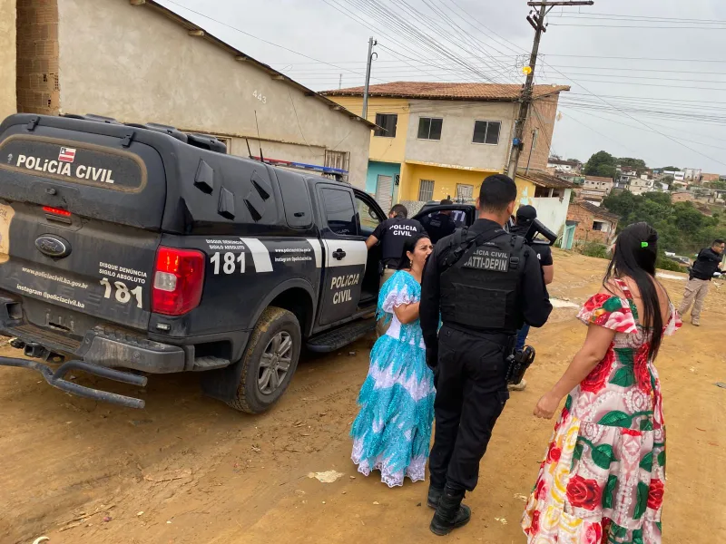 Dois ciganos são presos pela Polícia Civil em cumprimento a mandados de prisão por crimes contra pai e filho em Itamaraju.