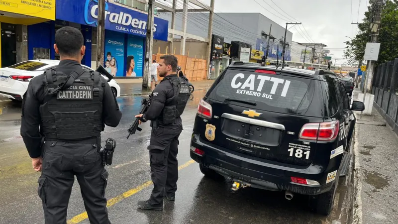 Dois ciganos são presos pela Polícia Civil em cumprimento a mandados de prisão por crimes contra pai e filho em Itamaraju.