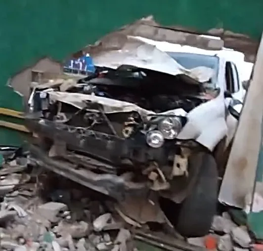Caminhonete fica destruída após colidir com muro de motel em Teixeira de Freitas