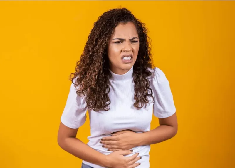 Cólica menstrual: veja exercícios para amenizar as dores