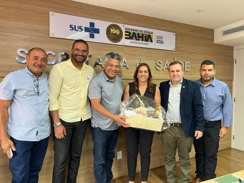 Lajedão recebe kits para UBS, equipamentos de informática e van para transporte de pacientes