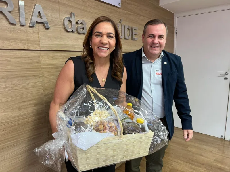 Lajedão recebe kits para UBS, equipamentos de informática e van para transporte de pacientes