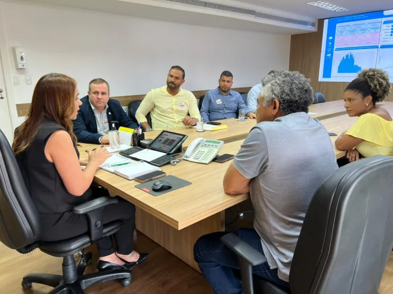 Lajedão recebe kits para UBS, equipamentos de informática e van para transporte de pacientes