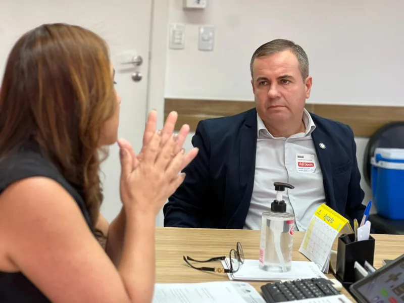 Lajedão recebe kits para UBS, equipamentos de informática e van para transporte de pacientes
