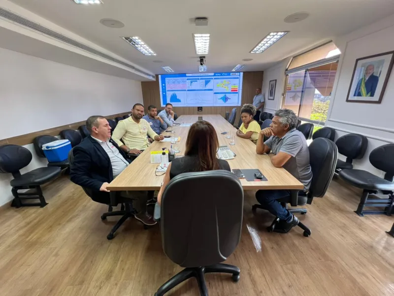Lajedão recebe kits para UBS, equipamentos de informática e van para transporte de pacientes