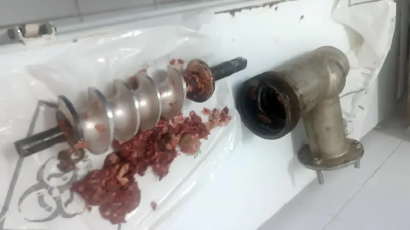 Açougueiro tem mão triturada em máquina de moer carne em supermercado no ES Açougueiro tem mão triturada em máquina de moer carne em supermercado no ES