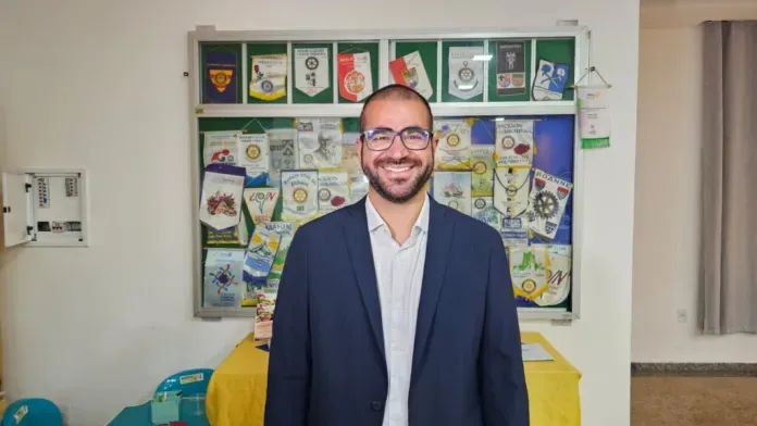 Agente da PRF ministra palestra sobre  prevenção de acidente de  trânsito  no Rotary Club de Teixeira de Freitas 