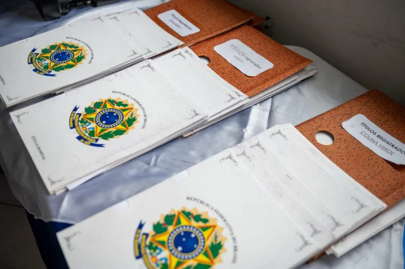 Mais de 100 sonhos realizados: Teixeira de Freitas promove justiça social com entrega de títulos de propriedade