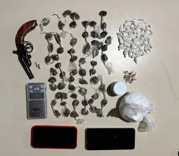  PMBA prende homem por tráfico de drogas e porte ilegal de arma em Alcobaça