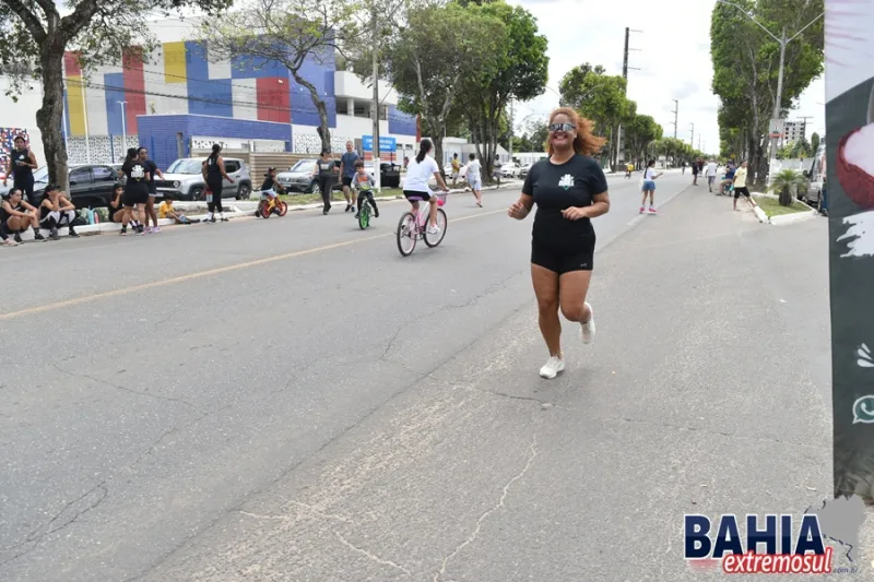 Manhã de energia! Domingo é Lazer transforma Praça Padre Aparecido em ginásio a céu aberto
