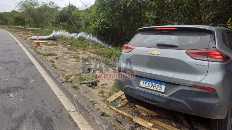 Rolo compressor solto de caminhão causa acidente na BR-101 em Teixeira de Freitas