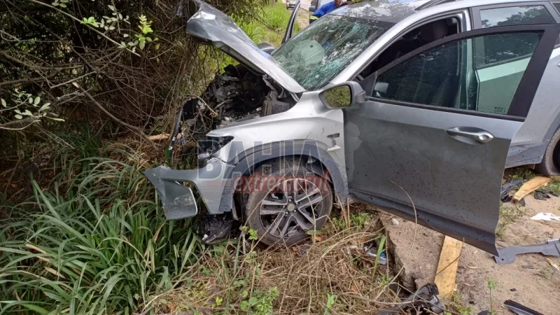 Rolo compressor solto de caminhão causa acidente na BR-101 em Teixeira de Freitas