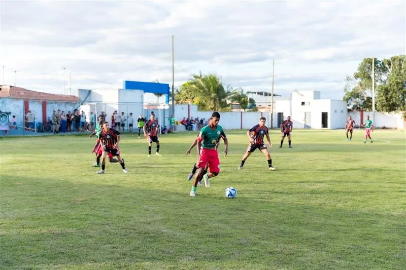 Ibirapuã dá início a dois grandes campeonatos e homenageia árbitros
