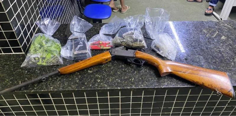 PMBA prende jovem por tráfico de drogas e porte ilegal de arma de fogo em Itamaraju 