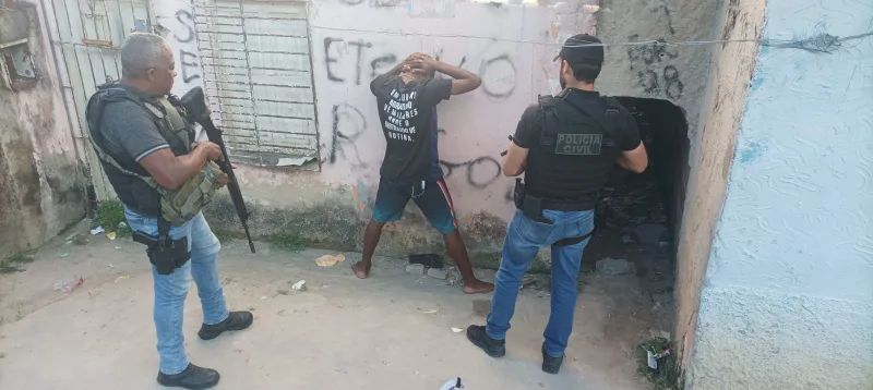 Polícia Civil prende homem com drogas em ação investigativa no bairro Moisés Reis, em Eunápolis Polícia Civil prende homem com drogas em ação investigativa no bairro Moisés Reis, em Eunápolis
