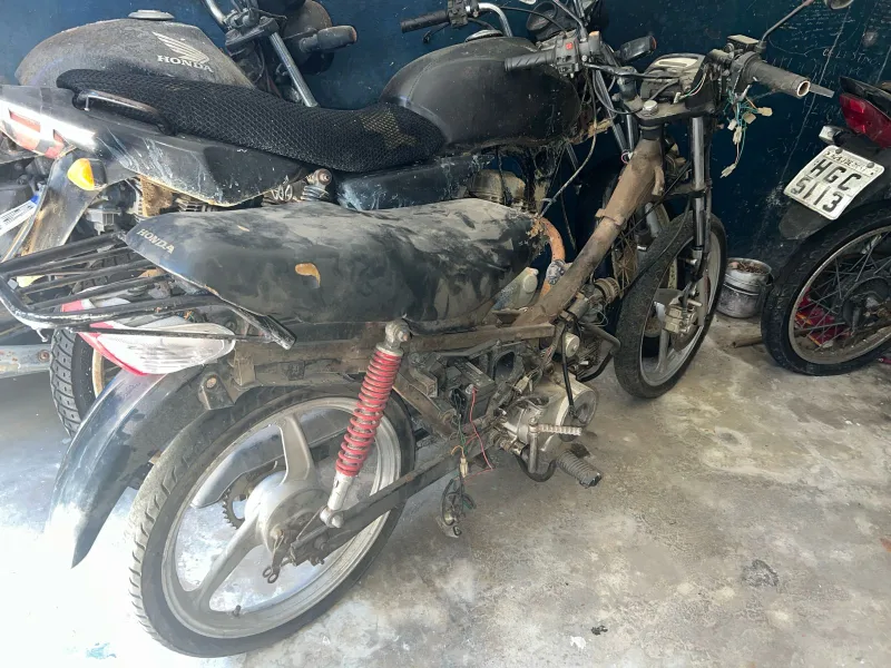 Motocicletas adulteradas e motor roubado são apreendidos em oficina de Itabatã