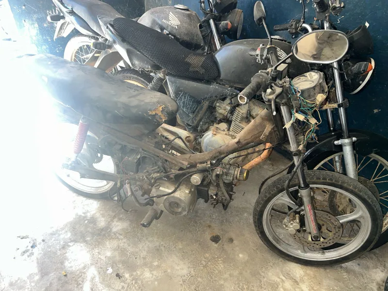 Motocicletas adulteradas e motor roubado são apreendidos em oficina de Itabatã