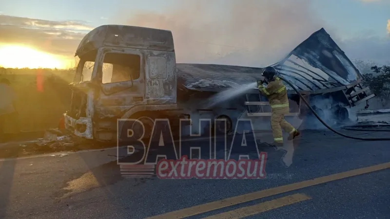 Caminhão pega fogo na BR-101 e carga de carne é totalmente destruída