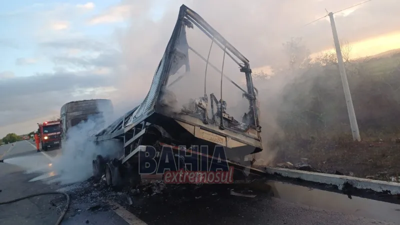 Caminhão pega fogo na BR-101 e carga de carne é totalmente destruída