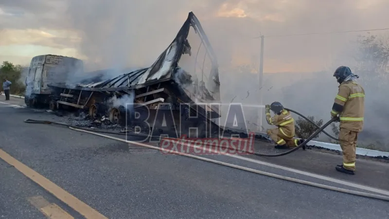 Caminhão pega fogo na BR-101 e carga de carne é totalmente destruída