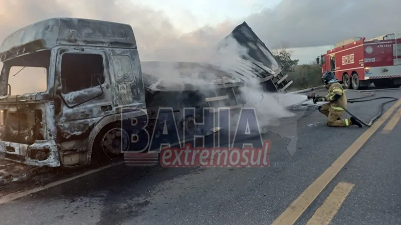 Caminhão pega fogo na BR-101 e carga de carne é totalmente destruída