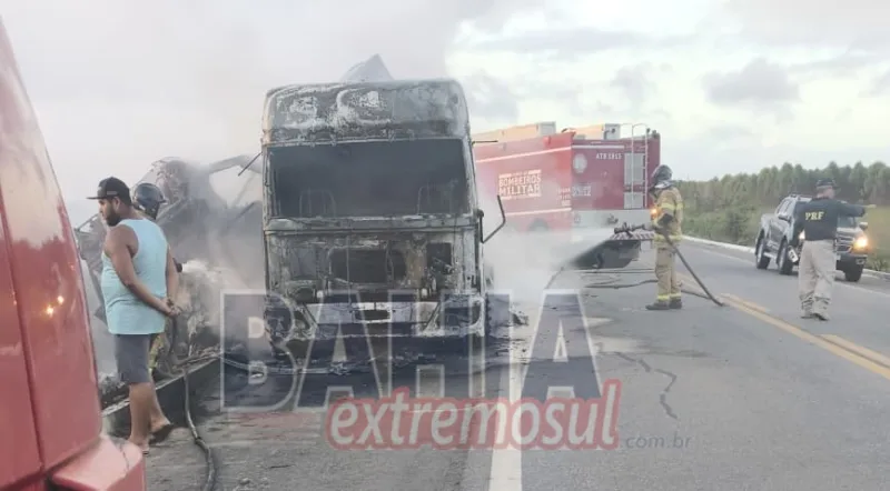 Caminhão pega fogo na BR-101 e carga de carne é totalmente destruída