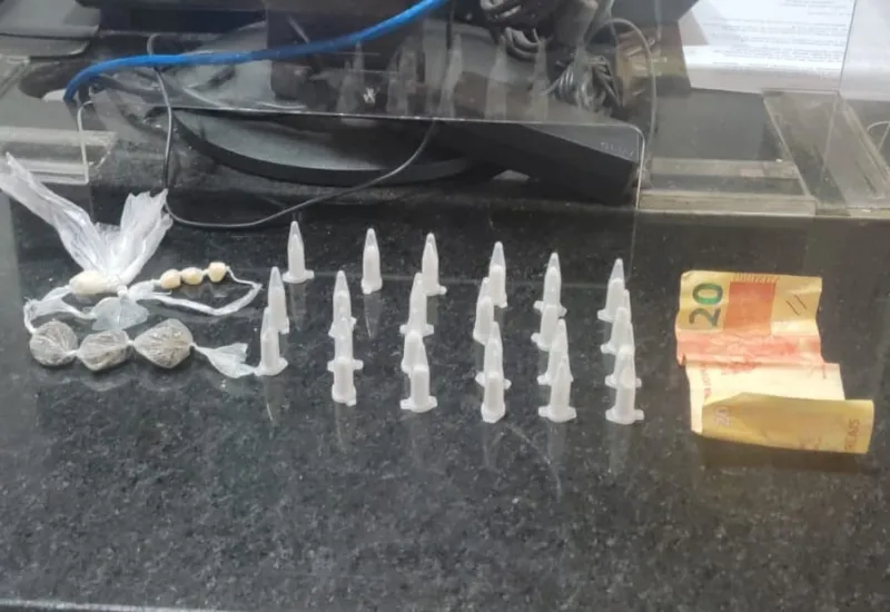 Mulher tenta se livrar de drogas ao ver polícia, mas é presa em Eunápolis