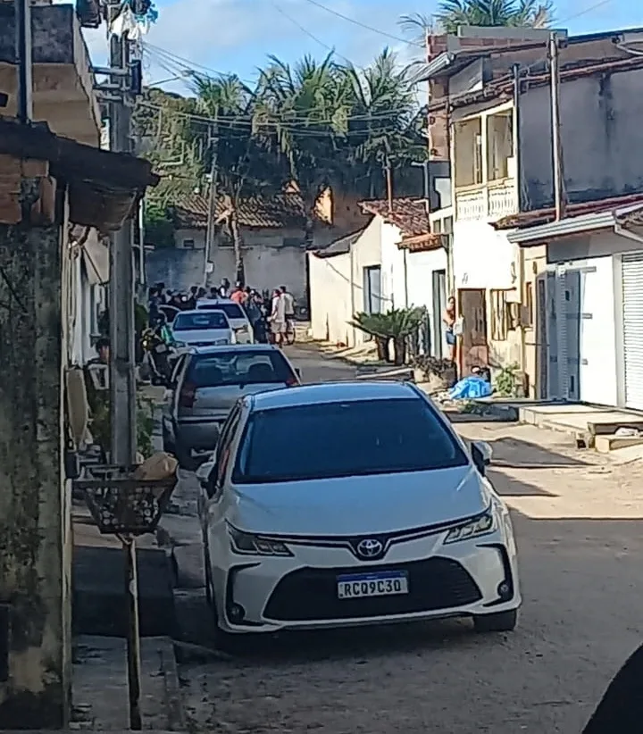 Vídeo mostra troca de tiros entre PM e suspeitos que terminou com dois mortos e duas pessoas baleadas em Teixeira de Freitas