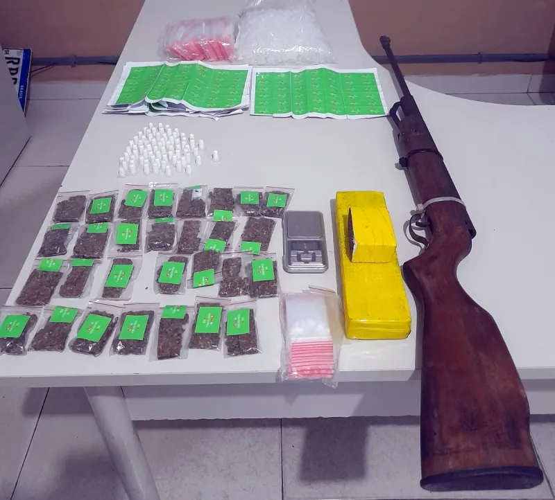 Policia Militar apreende grande quantidade de drogas e arma artesanal em Itabatã