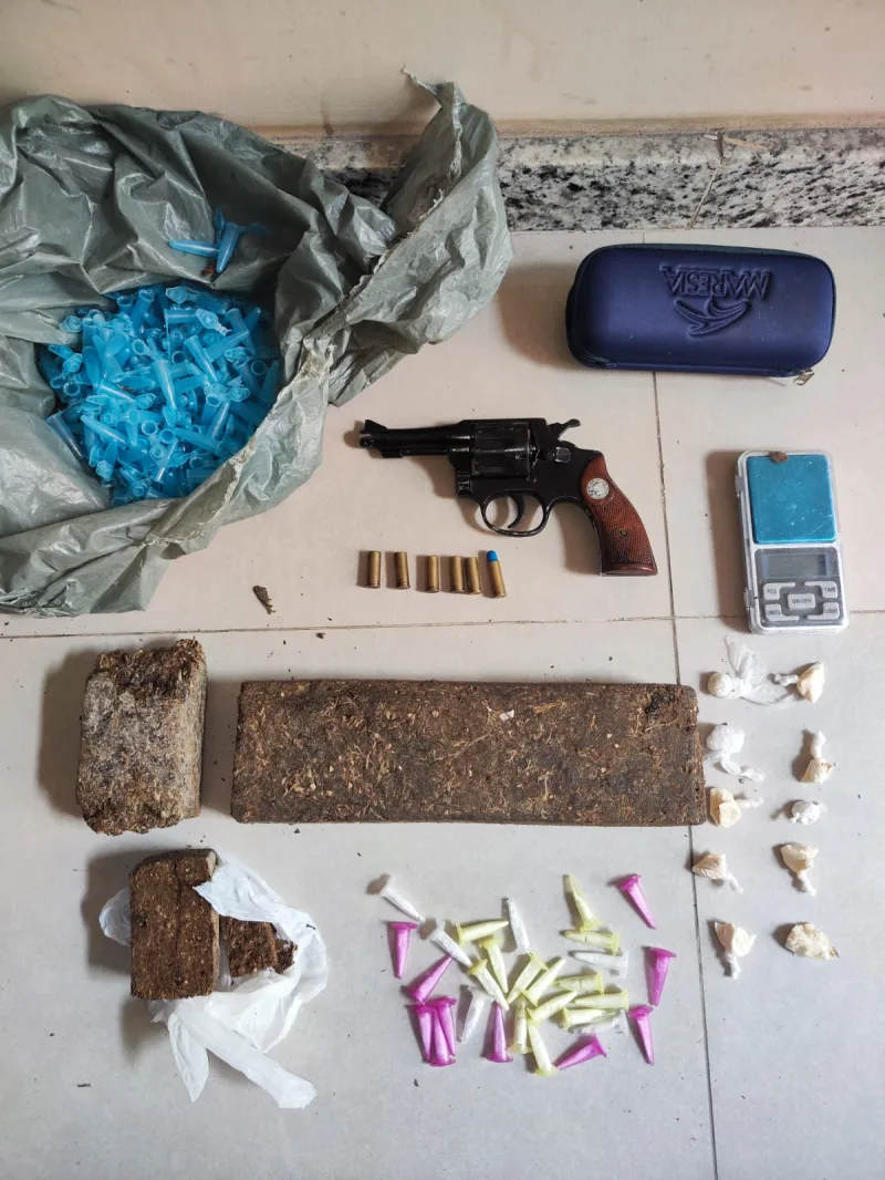 Confronto com a PM deixa um morto e resulta em apreensão de arma e drogas em Eunápolis