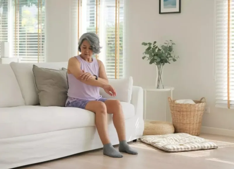 Entenda como a menopausa pode causar coceira e ressecamento na pele