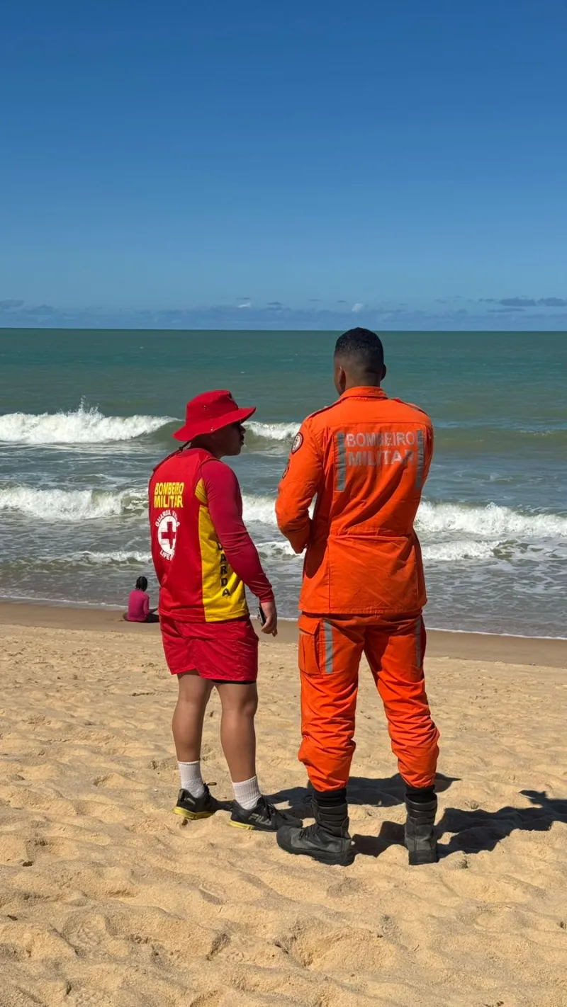Turista mineiro desaparece no mar de Prado; bombeiros seguem nas buscas