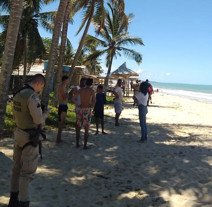 Turista mineiro desaparece no mar de Prado; bombeiros seguem nas buscas