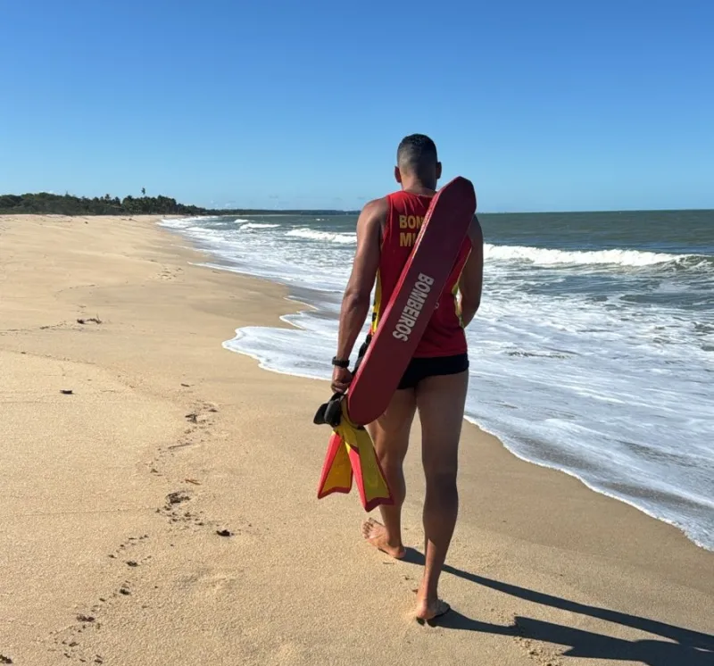 Turista mineiro desaparece no mar de Prado; bombeiros seguem nas buscas