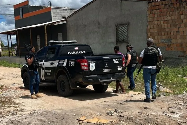 Eunápolis – Polícia Civil cumpre mandado de prisão por homicídio e realiza duas prisões em flagrante durante a Operação Cativeiro