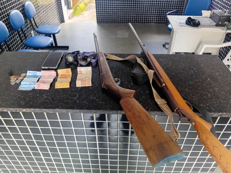Filho ameaça a mãe e acaba preso com armas em Itamaraju