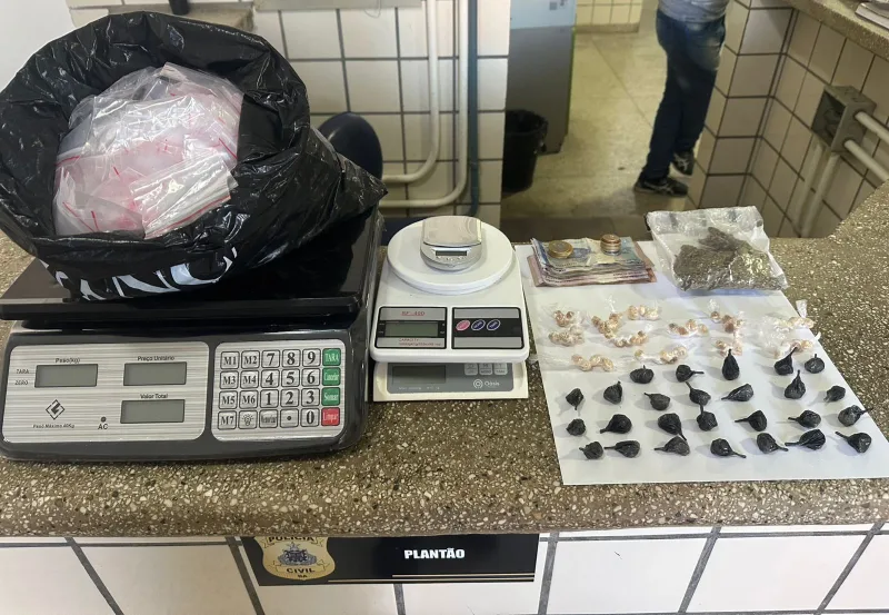 Polícia Militar apreende drogas e materiais do tráfico em Teixeira de Freitas