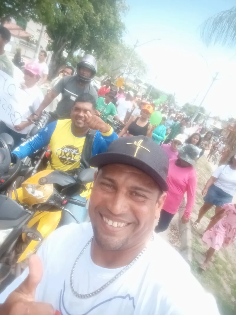 ocupantes da lagoa Grande marcham pelas ruas de Prado pedindo celelridade no processo de desocupação 