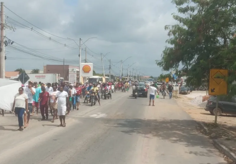 ocupantes da lagoa Grande marcham pelas ruas de Prado pedindo celelridade no processo de desocupação 