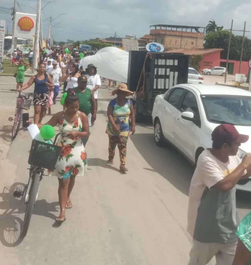 ocupantes da lagoa Grande marcham pelas ruas de Prado pedindo celelridade no processo de desocupação 