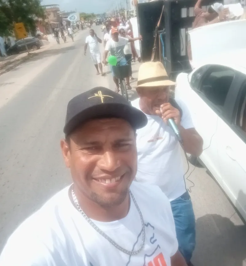 ocupantes da lagoa Grande marcham pelas ruas de Prado pedindo celelridade no processo de desocupação 