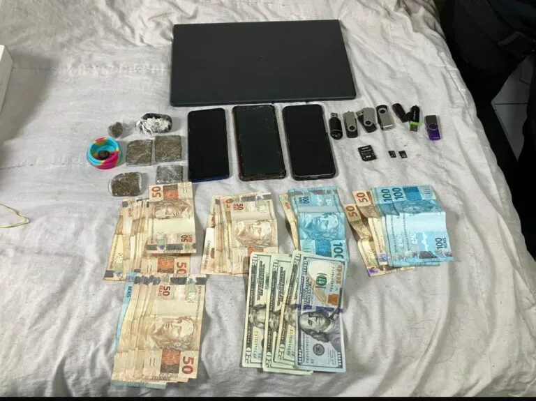 Policiais civis do ES são alvos da Operação Dublê do MP/BA por comercialização de veículos adulterados e de fraudes contra seguradoras Policiais civis do ES são alvos da Operação Dublê do MP/BA por comercialização de veículos adulterados e de fraudes contra seguradoras