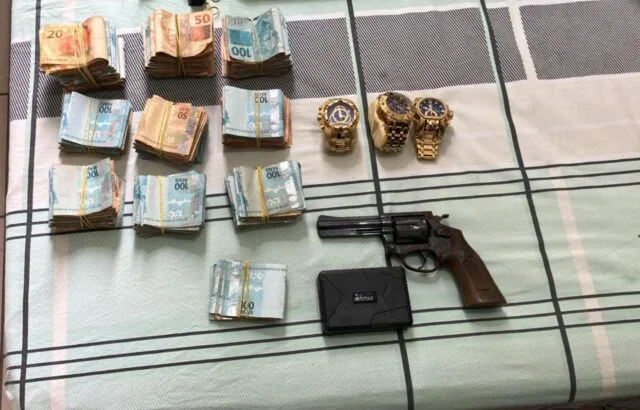 Policiais civis do ES são alvos da Operação Dublê do MP/BA por comercialização de veículos adulterados e de fraudes contra seguradoras Policiais civis do ES são alvos da Operação Dublê do MP/BA por comercialização de veículos adulterados e de fraudes contra seguradoras