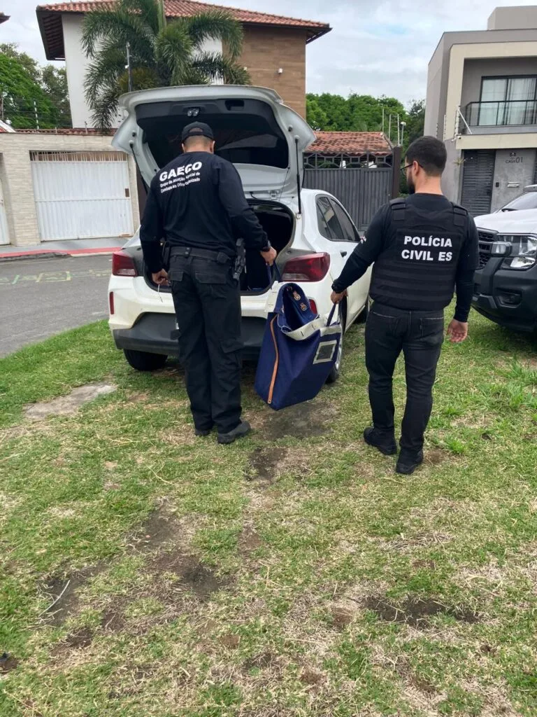 Policiais civis do ES são alvos da Operação Dublê do MP/BA por comercialização de veículos adulterados e de fraudes contra seguradoras Policiais civis do ES são alvos da Operação Dublê do MP/BA por comercialização de veículos adulterados e de fraudes contra seguradoras