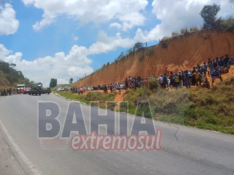 Caminhão boiadeiro tomba e interdita BR-101 em Itamaraju; dezenas de bovinos morrem