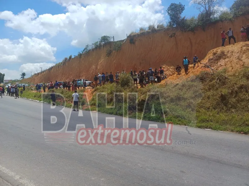 Caminhão boiadeiro tomba e interdita BR-101 em Itamaraju; dezenas de bovinos morrem