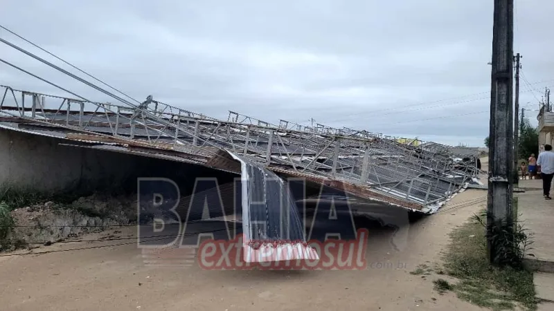 Vendaval causa destruição em galpão e derruba postes no bairro Eixo Sul, em Teixeira de Freitas Vendaval causa destruição em galpão e derruba postes no bairro Eixo Sul, em Teixeira de Freitas