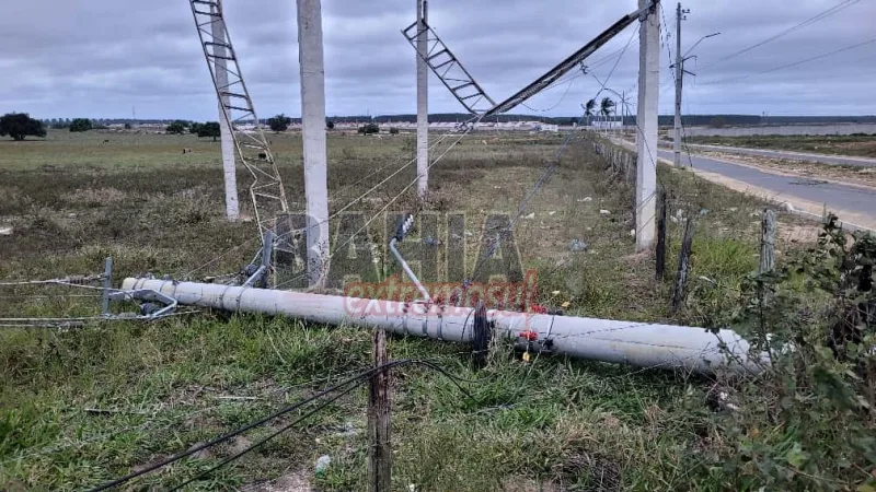 Vendaval causa destruição em galpão e derruba postes no bairro Eixo Sul, em Teixeira de Freitas Vendaval causa destruição em galpão e derruba postes no bairro Eixo Sul, em Teixeira de Freitas