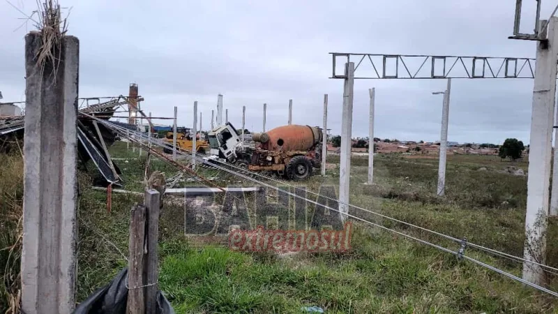 Vendaval causa destruição em galpão e derruba postes no bairro Eixo Sul, em Teixeira de Freitas Vendaval causa destruição em galpão e derruba postes no bairro Eixo Sul, em Teixeira de Freitas